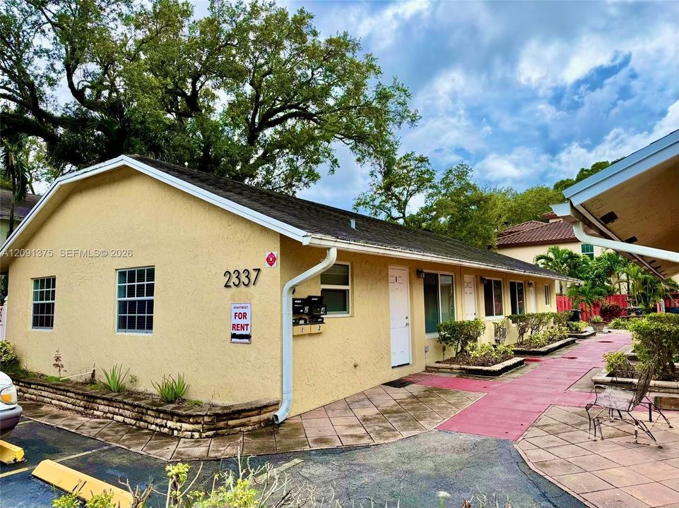 For Rent: $2,500 (2 beds, 1 baths, 800 Square Feet)