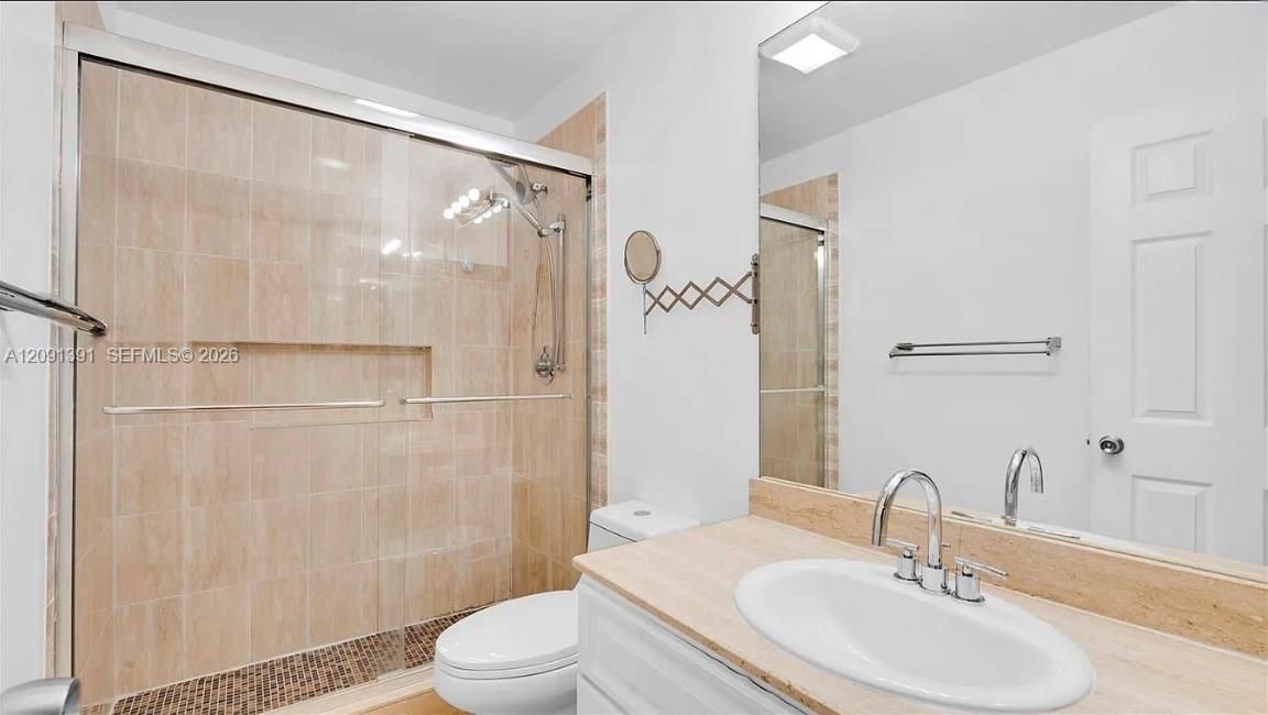 В аренду: $21,900 (6 спален, 5 ванн, 4535 Квадратных фут)