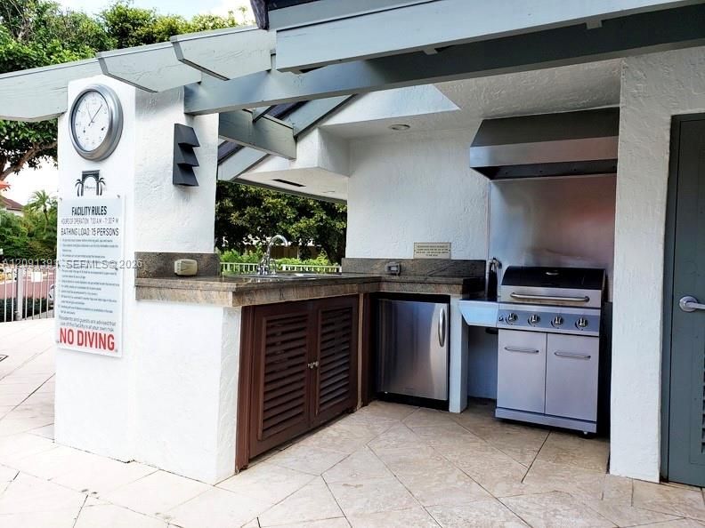 Pool BBQ & Full Kitchen