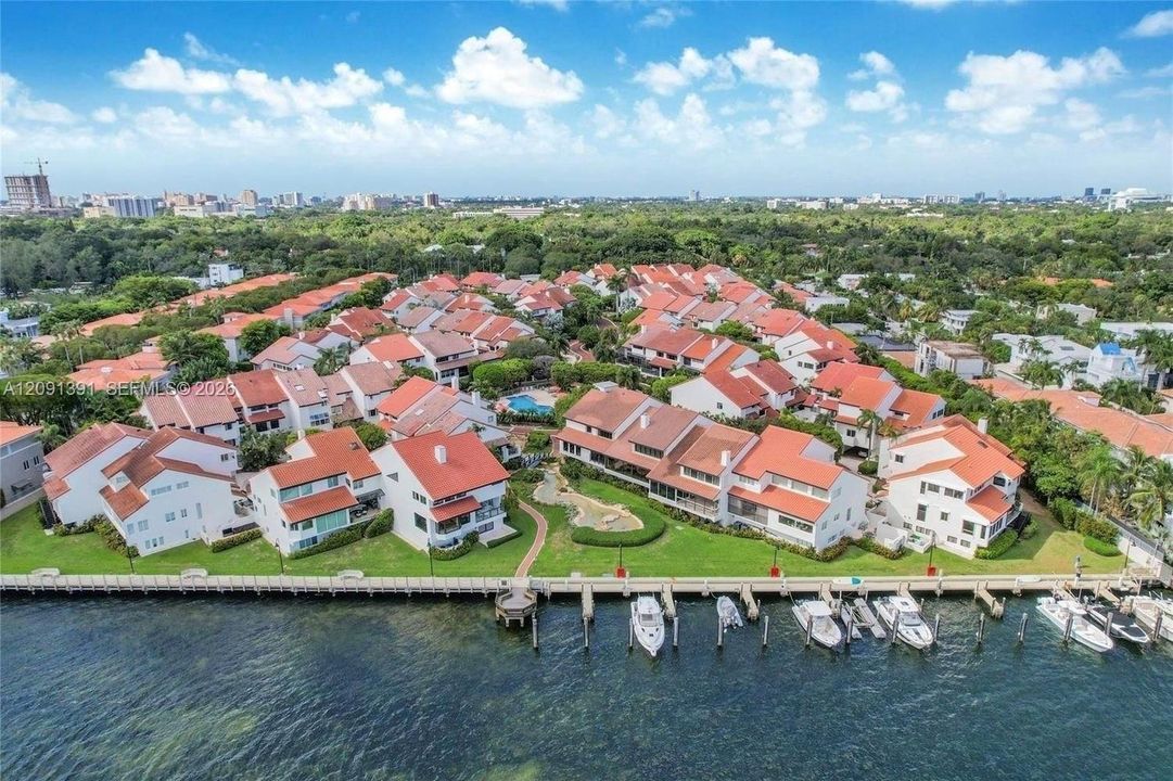В аренду: $21,900 (6 спален, 5 ванн, 4535 Квадратных фут)