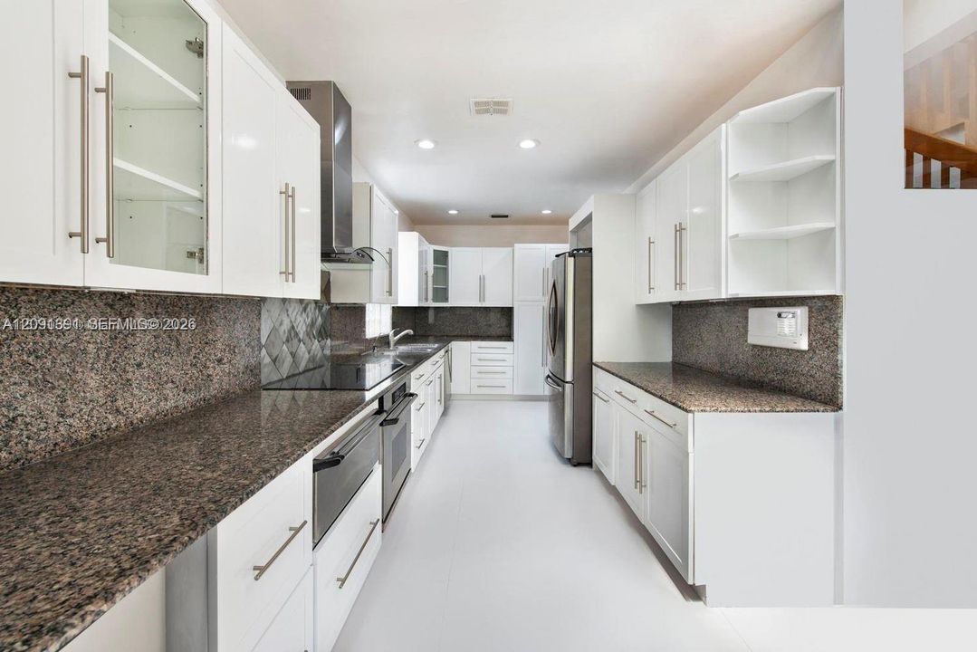 В аренду: $21,900 (6 спален, 5 ванн, 4535 Квадратных фут)