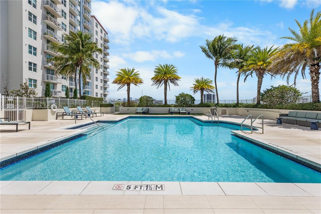 For Sale: $495,000 (2 beds, 2 baths, 1113 Square Feet)