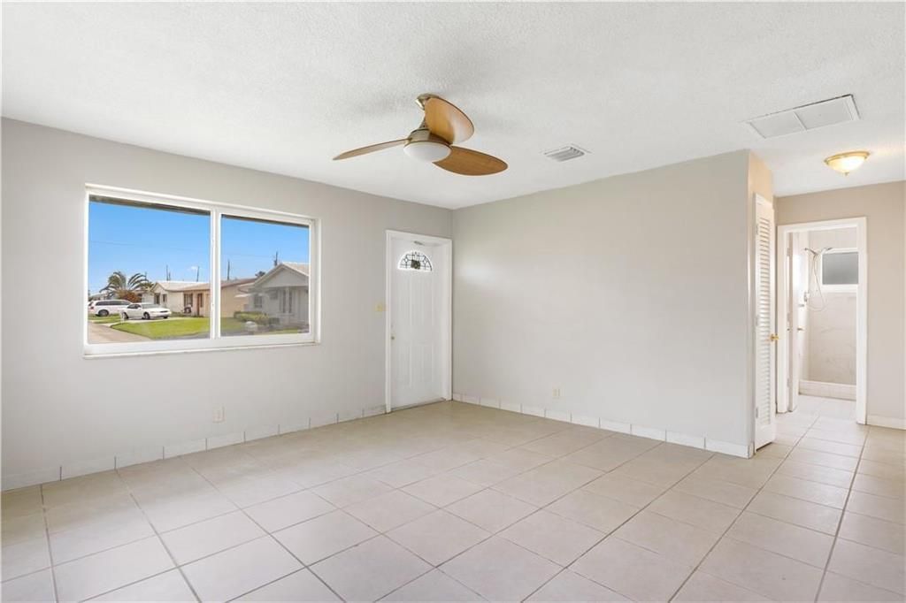 5207 Living Rm Bath