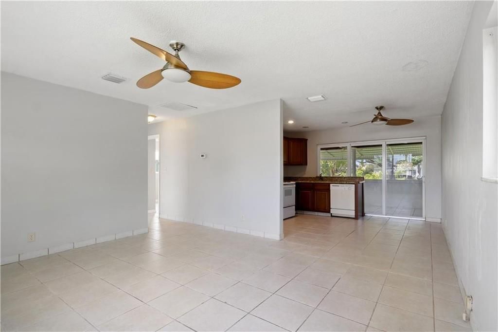 5207 Living Rm 2