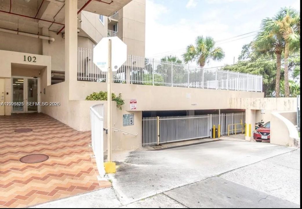 For Sale: $305,000 (2 beds, 2 baths, 892 Square Feet)
