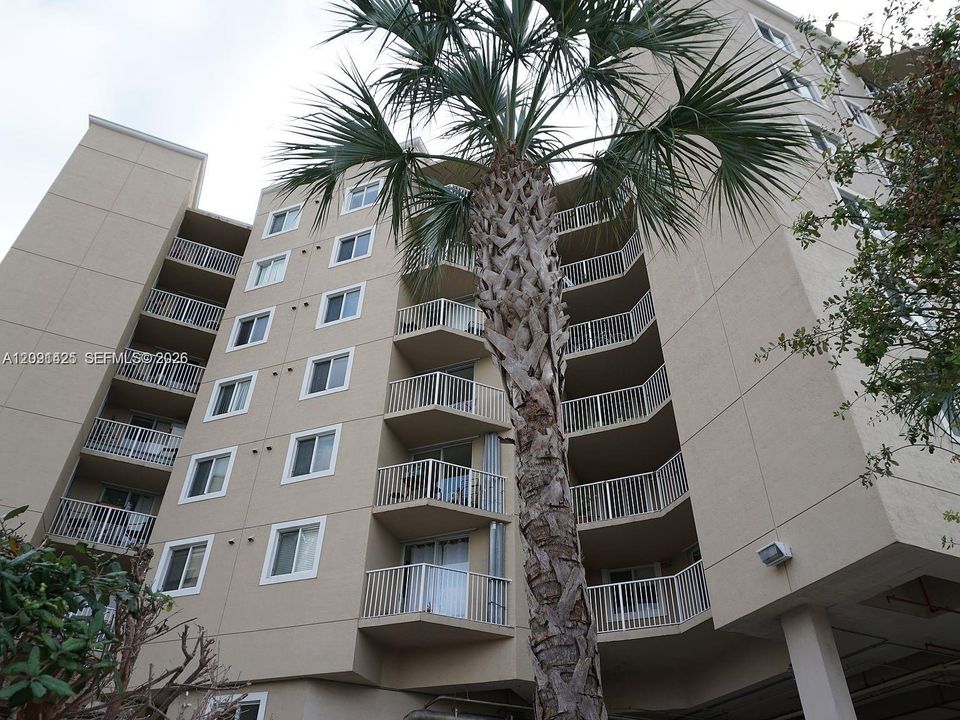 For Sale: $305,000 (2 beds, 2 baths, 892 Square Feet)