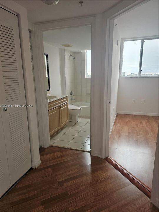 For Sale: $305,000 (2 beds, 2 baths, 892 Square Feet)