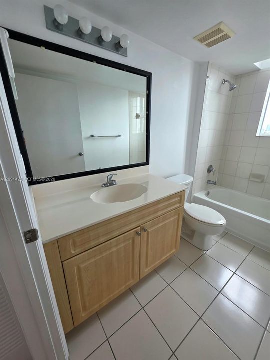 For Sale: $305,000 (2 beds, 2 baths, 892 Square Feet)