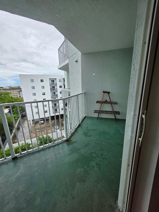 For Sale: $305,000 (2 beds, 2 baths, 892 Square Feet)