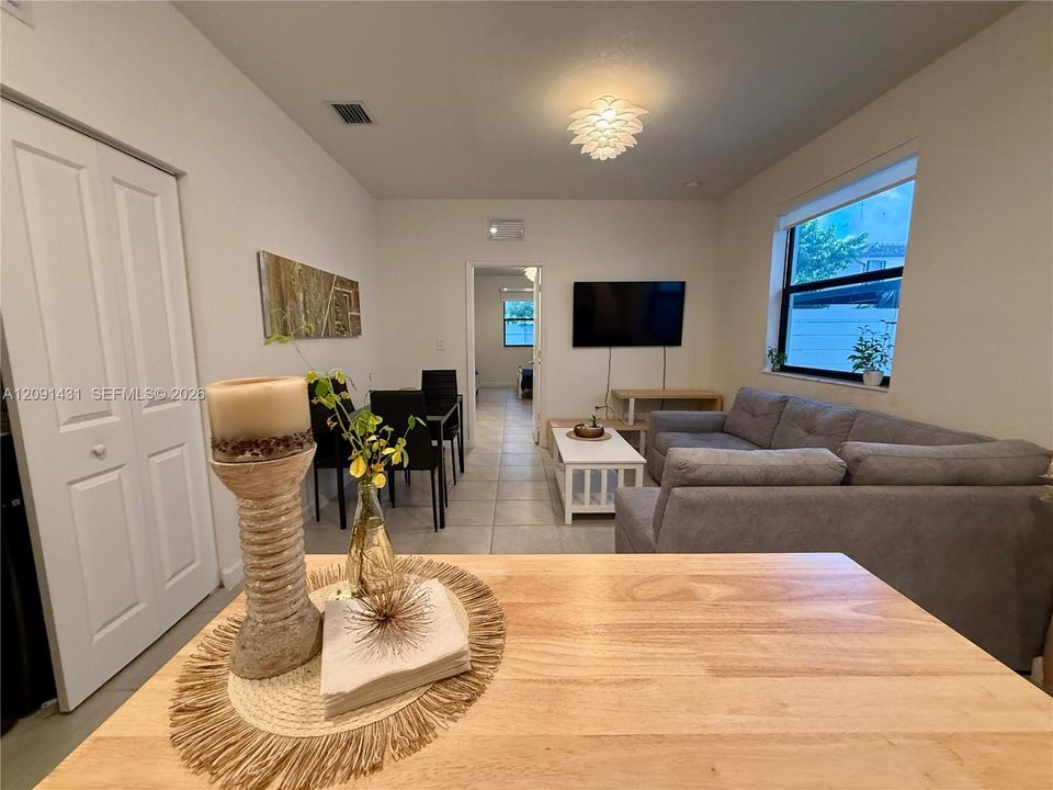 For Rent: $1,800 (1 beds, 1 baths, 580 Square Feet)