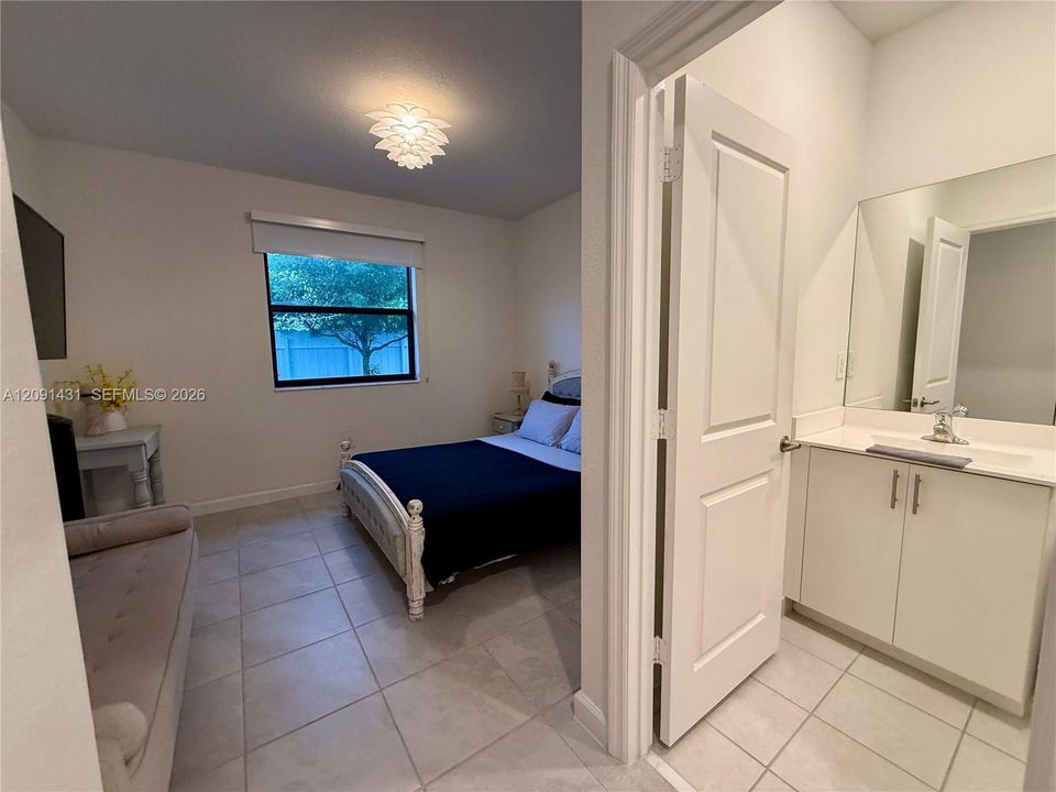 For Rent: $1,800 (1 beds, 1 baths, 580 Square Feet)