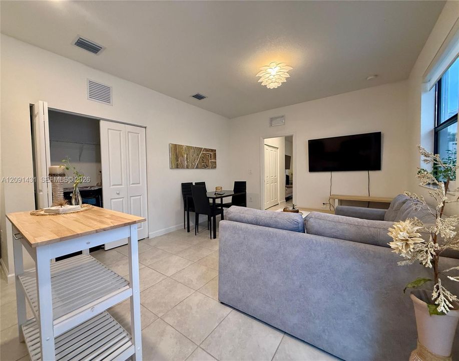 For Rent: $1,800 (1 beds, 1 baths, 580 Square Feet)