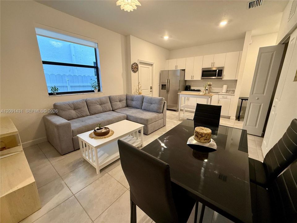 For Rent: $1,800 (1 beds, 1 baths, 580 Square Feet)