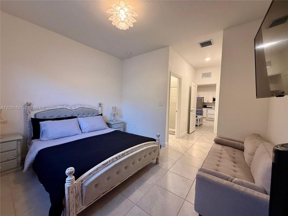 For Rent: $1,800 (1 beds, 1 baths, 580 Square Feet)