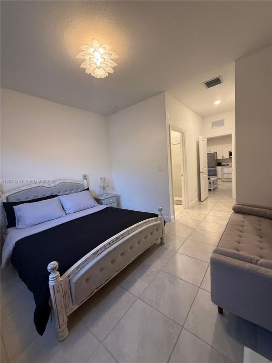 For Rent: $1,800 (1 beds, 1 baths, 580 Square Feet)