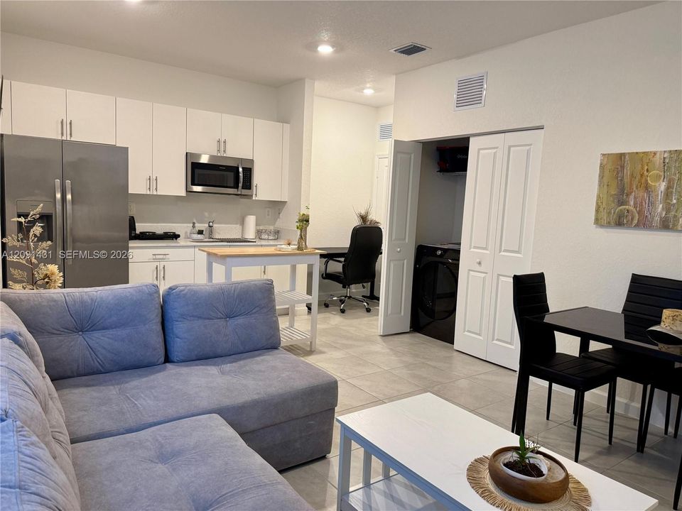 For Rent: $1,800 (1 beds, 1 baths, 580 Square Feet)