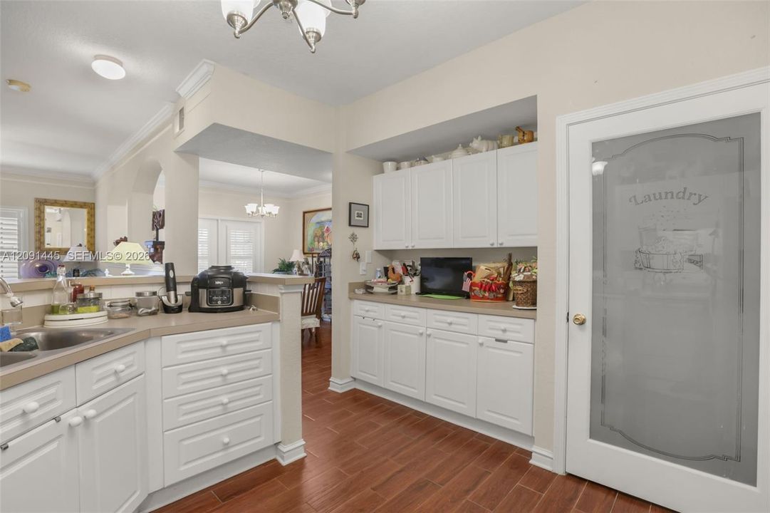For Sale: $300,000 (2 beds, 2 baths, 1296 Square Feet)
