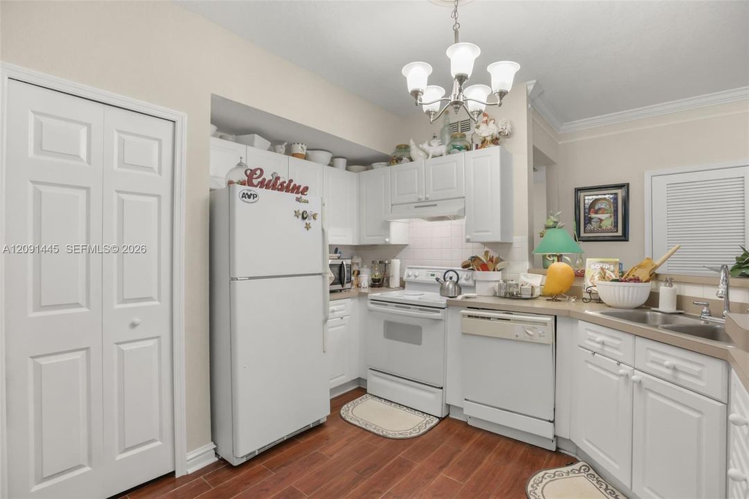For Sale: $300,000 (2 beds, 2 baths, 1296 Square Feet)