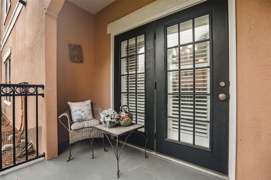 For Sale: $300,000 (2 beds, 2 baths, 1296 Square Feet)