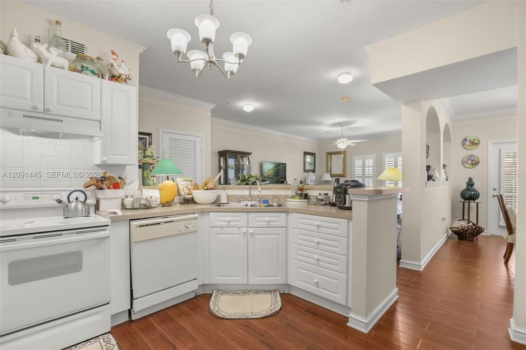 For Sale: $300,000 (2 beds, 2 baths, 1296 Square Feet)