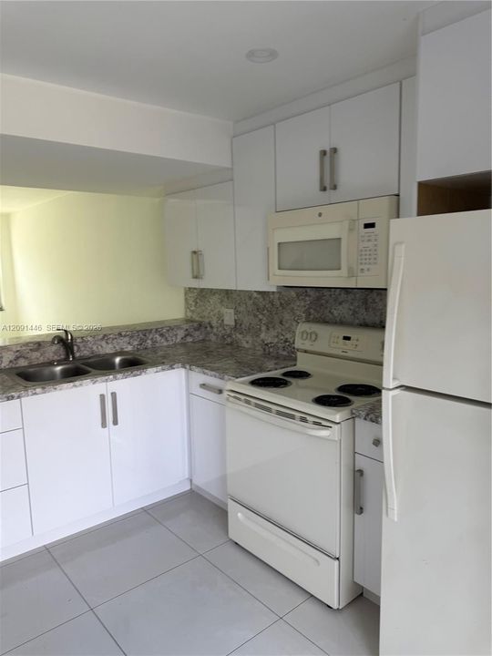 For Rent: $2,400 (2 beds, 1 baths, 818 Square Feet)