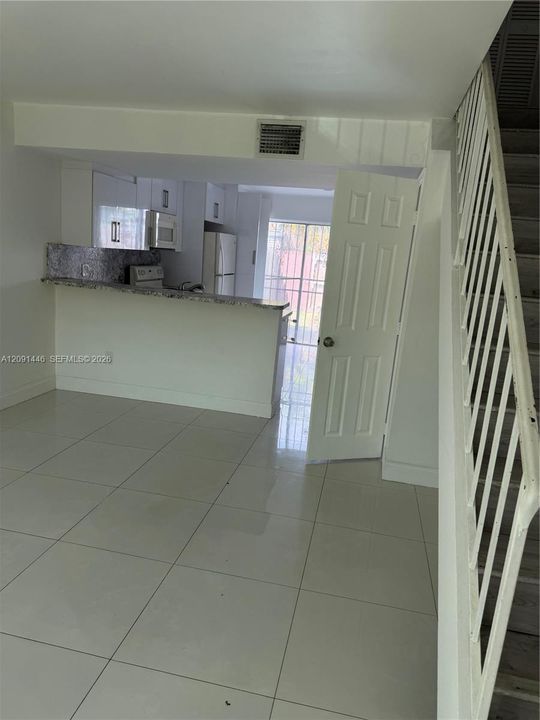 For Rent: $2,400 (2 beds, 1 baths, 818 Square Feet)