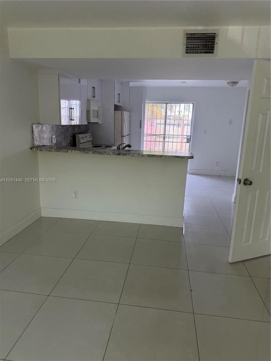For Rent: $2,400 (2 beds, 1 baths, 818 Square Feet)