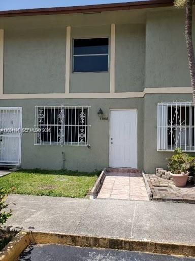 For Rent: $2,400 (2 beds, 1 baths, 818 Square Feet)