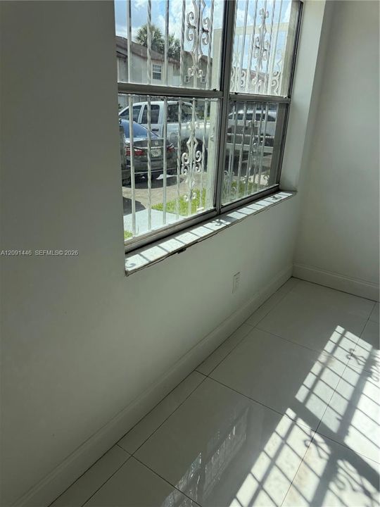 For Rent: $2,400 (2 beds, 1 baths, 818 Square Feet)