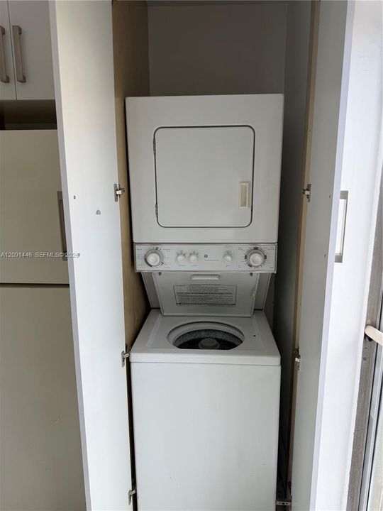 For Rent: $2,400 (2 beds, 1 baths, 818 Square Feet)