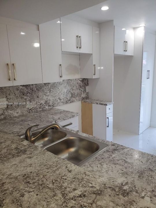 For Rent: $2,400 (2 beds, 1 baths, 818 Square Feet)