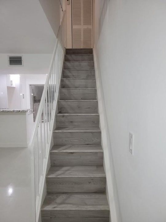 For Rent: $2,400 (2 beds, 1 baths, 818 Square Feet)