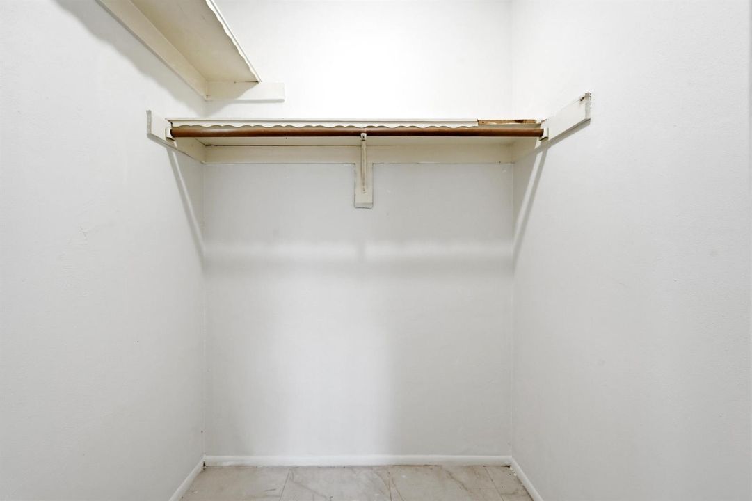 42_walk-in closet