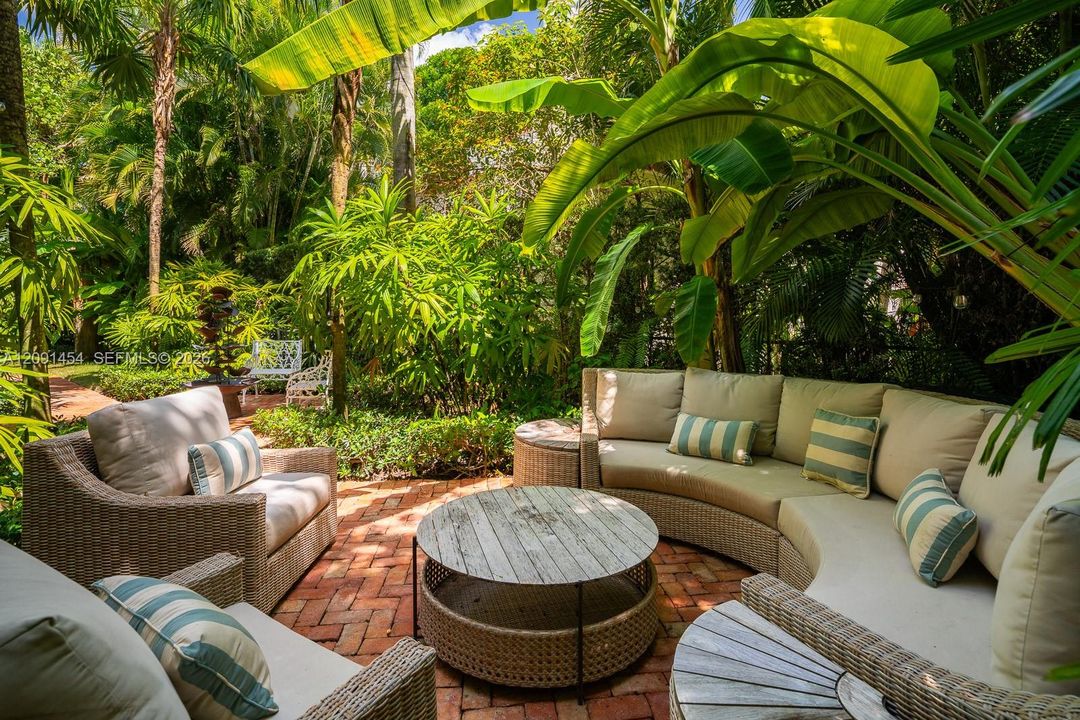 For Sale: $3,450,000 (5 beds, 3 baths, 2986 Square Feet)