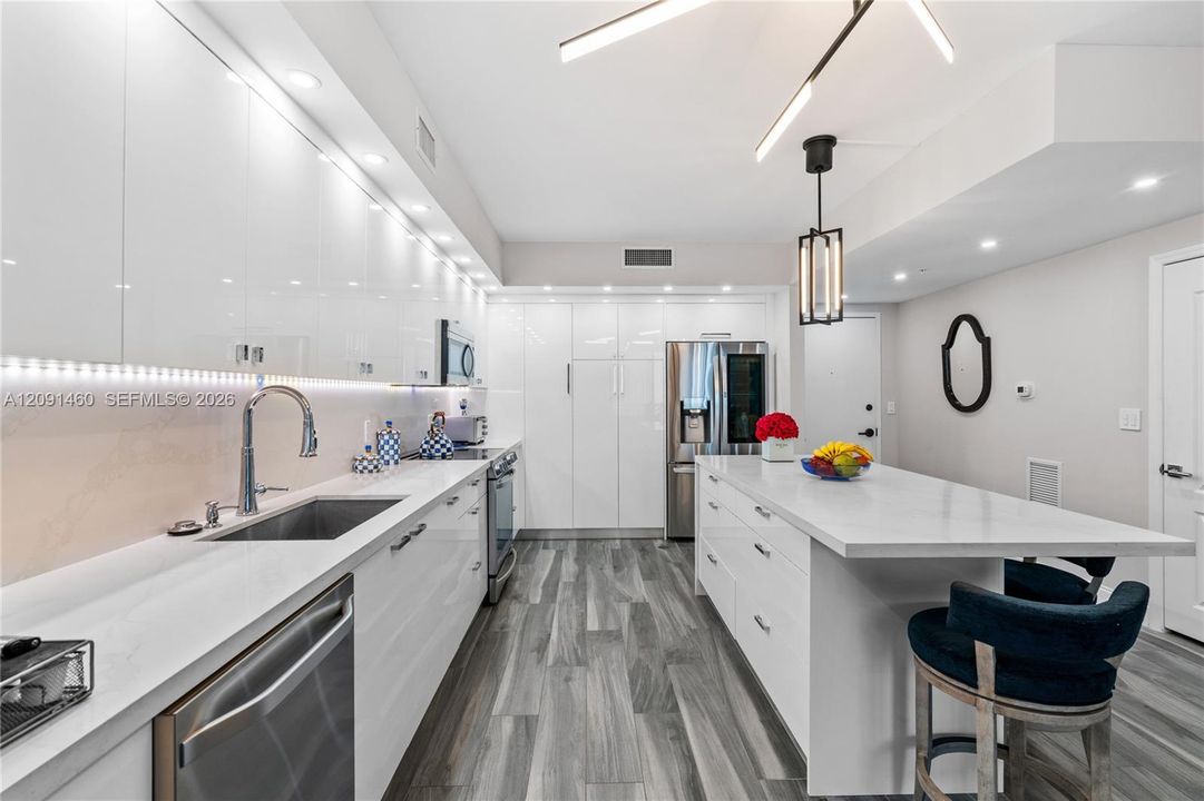 For Sale: $790,000 (2 beds, 2 baths, 1200 Square Feet)