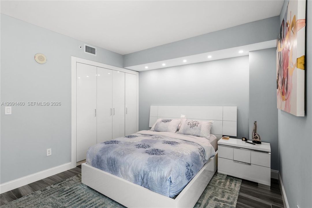 For Sale: $790,000 (2 beds, 2 baths, 1200 Square Feet)