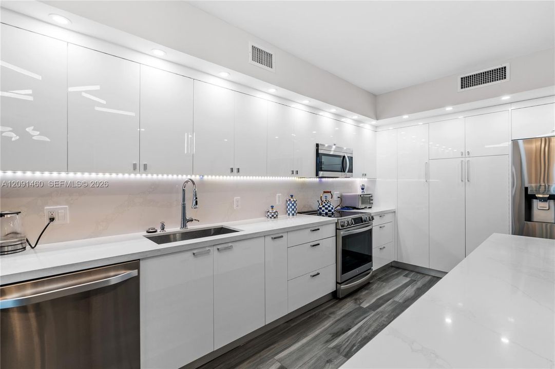 For Sale: $790,000 (2 beds, 2 baths, 1200 Square Feet)