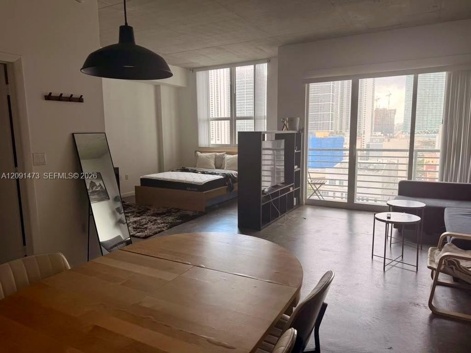 For Rent: $2,400 (1 beds, 1 baths, 651 Square Feet)