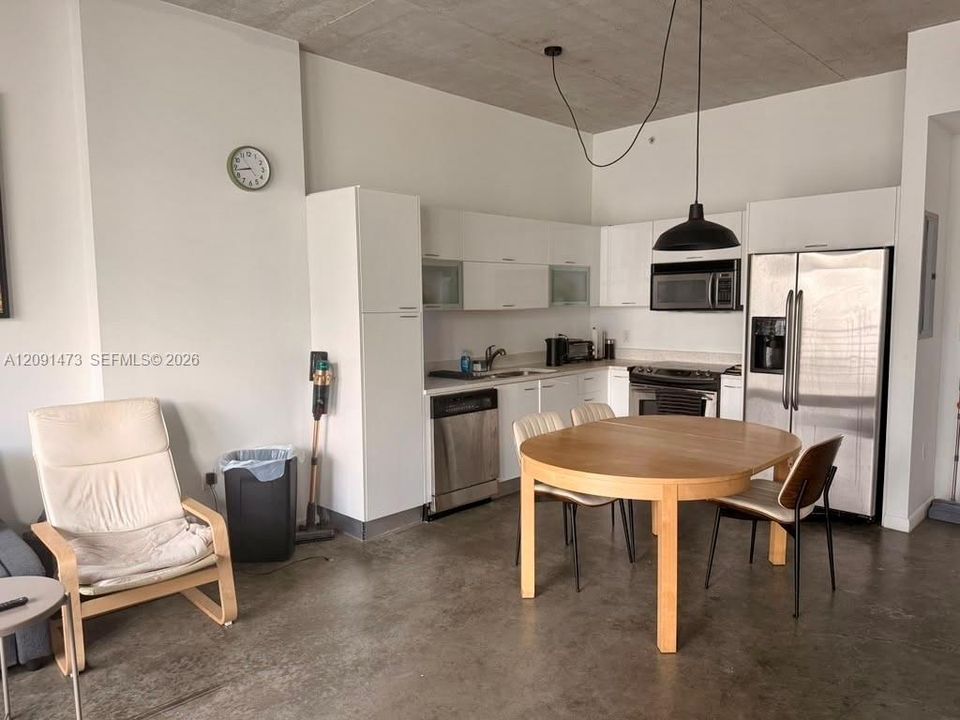 For Rent: $2,400 (1 beds, 1 baths, 651 Square Feet)