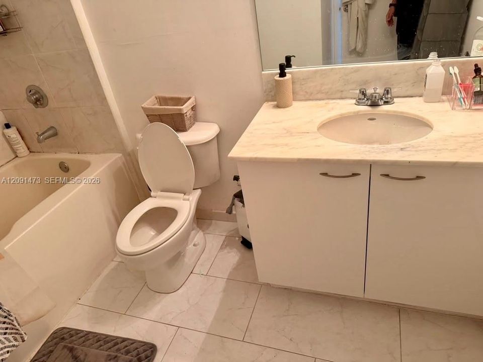For Rent: $2,400 (1 beds, 1 baths, 651 Square Feet)