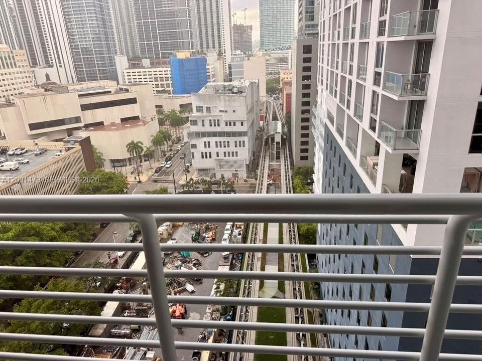 For Rent: $2,400 (1 beds, 1 baths, 651 Square Feet)