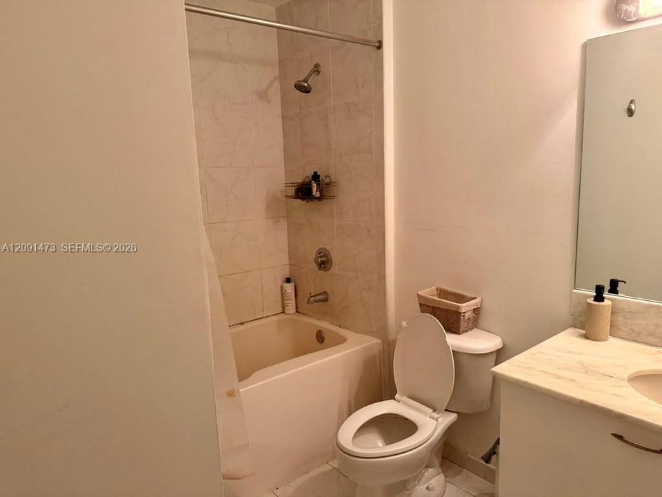For Rent: $2,400 (1 beds, 1 baths, 651 Square Feet)