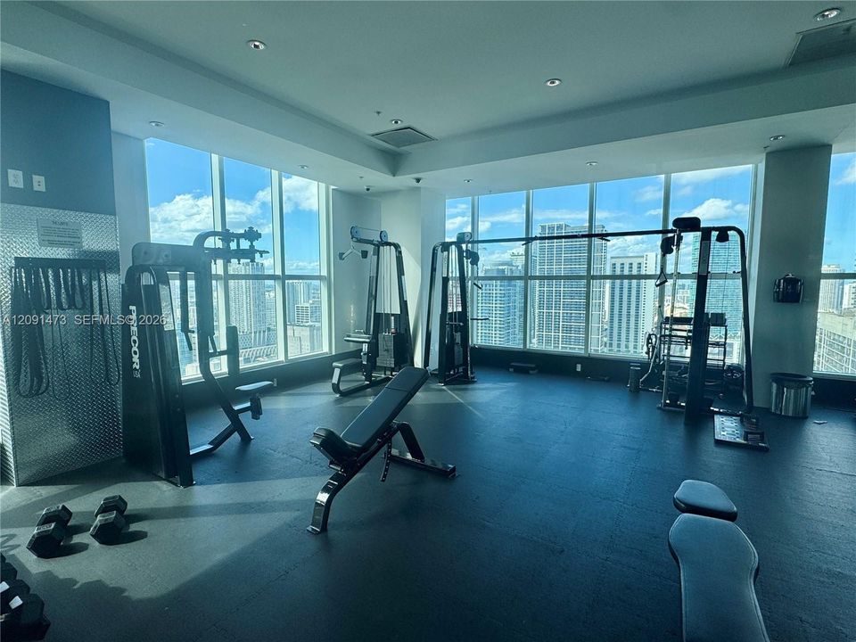 For Rent: $2,400 (1 beds, 1 baths, 651 Square Feet)