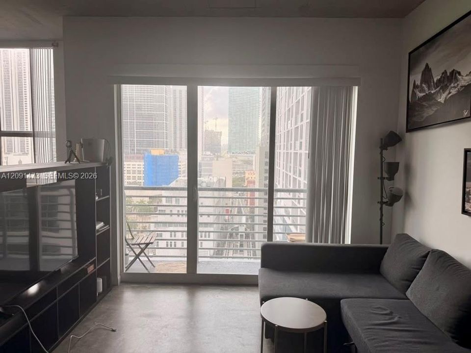 For Rent: $2,400 (1 beds, 1 baths, 651 Square Feet)