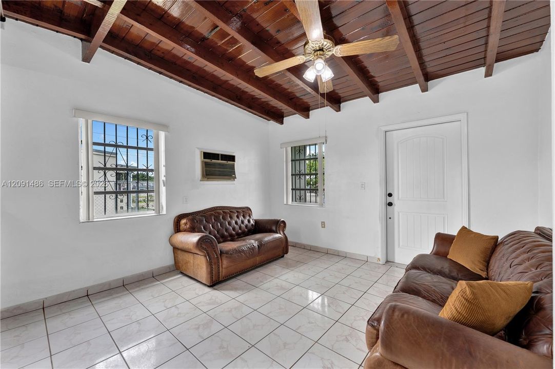 En Venta: $349,000 (2 camas, 1 baños, 572 Pies cuadrados)