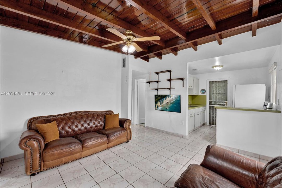 En Venta: $349,000 (2 camas, 1 baños, 572 Pies cuadrados)