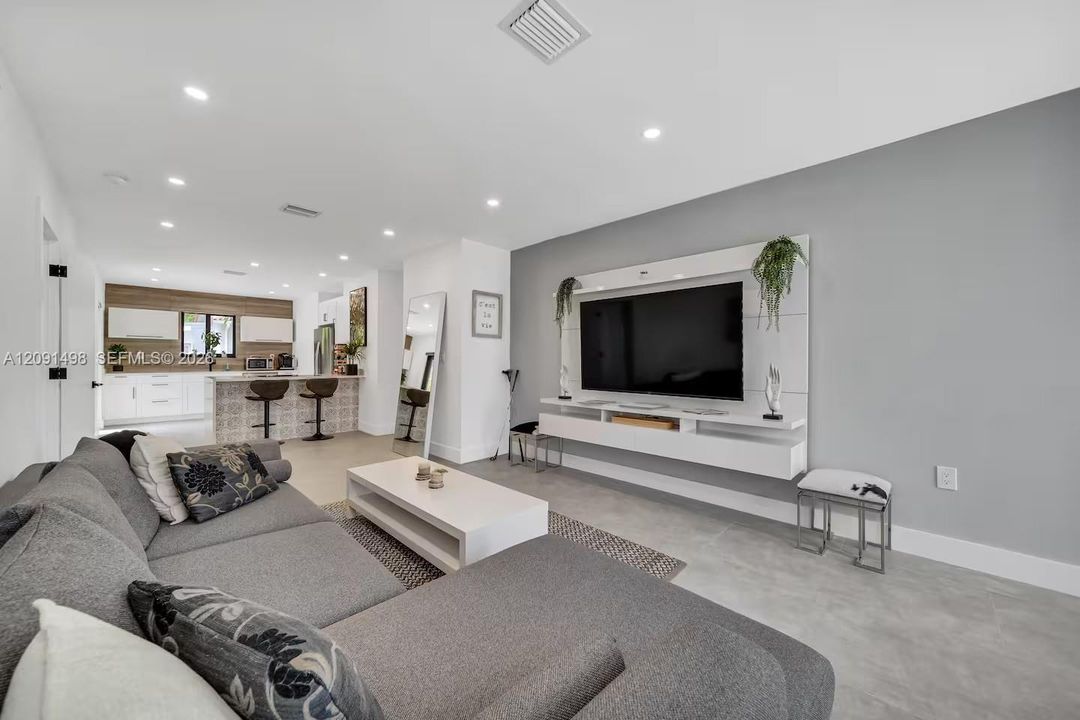 For Rent: $7,000 (3 beds, 3 baths, 1500 Square Feet)