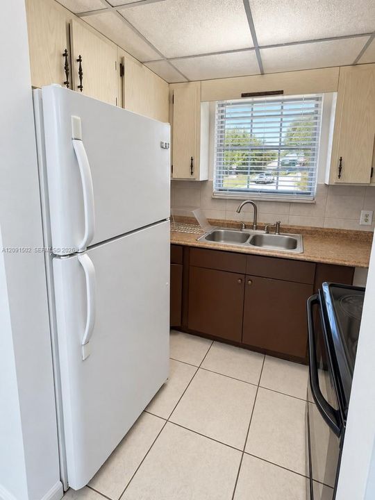 В аренду: $1,700 (2 спален, 1 ванн, 850 Квадратных фут)