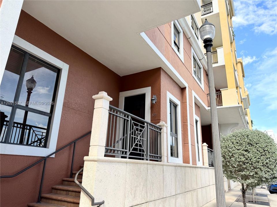 Под контрактом: $3,900 (2 спален, 2 ванн, 1697 Квадратных фут)