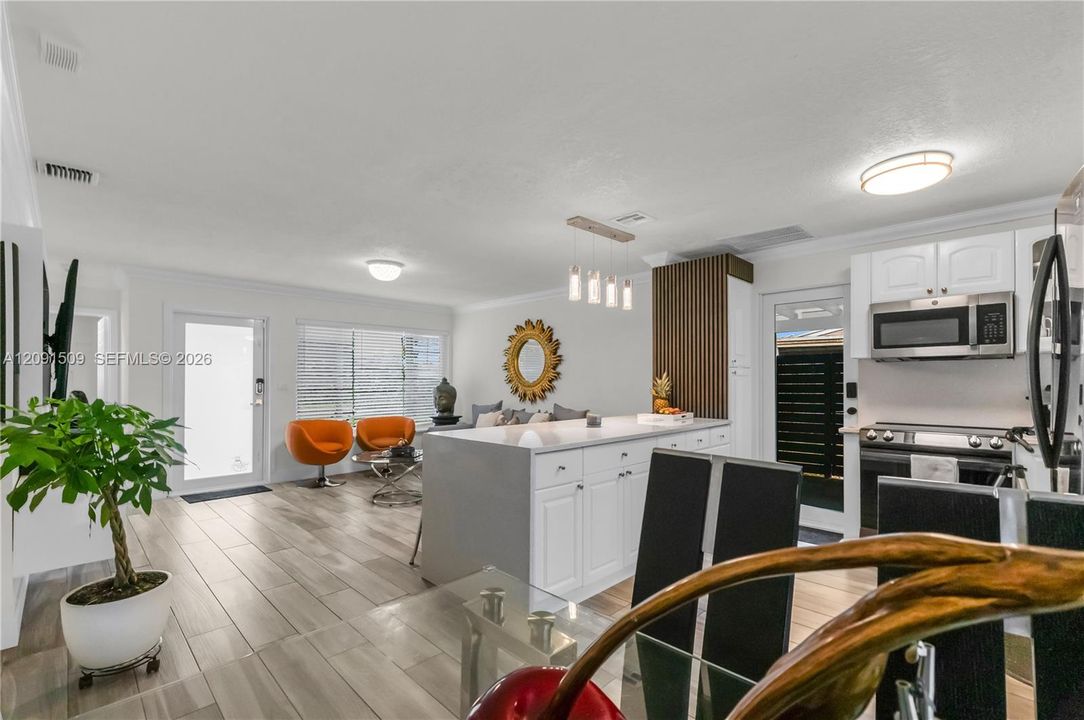 For Sale: $535,000 (3 beds, 2 baths, 1043 Square Feet)